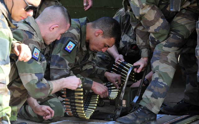Lính Pháp đang chuẩn bị vũ khí, đạn dược trước khi tham gia tấn công